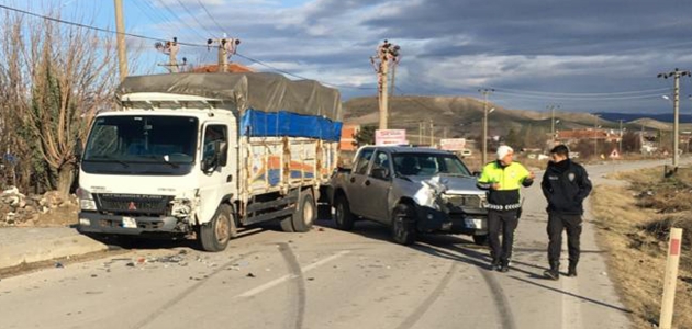 Ankara’da kamyonetle pikabın çarpışması sonucu 4 kişi yaralandı