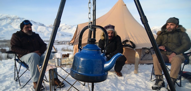 Tunceli’de doğaseverler 1,5 metrelik karda kamp yaptı
