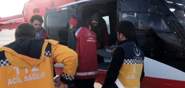 “Kara kış“ yolu kapatınca hamile kadının yardımına ambulans helikopterle yetiştiler