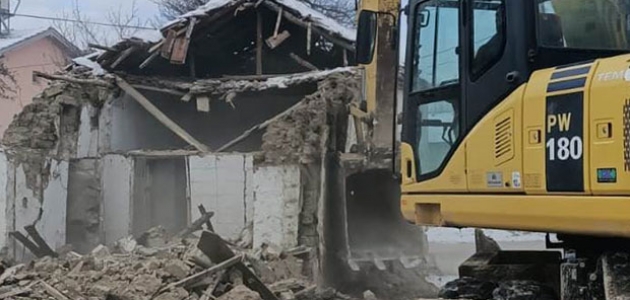 Ereğli Belediyesi metruk binaları yıkıyor