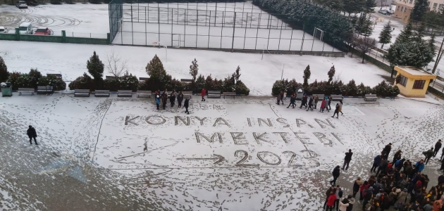 Öğrenciler kar üstüne “Konya insan mektebi“ yazısı yazdı