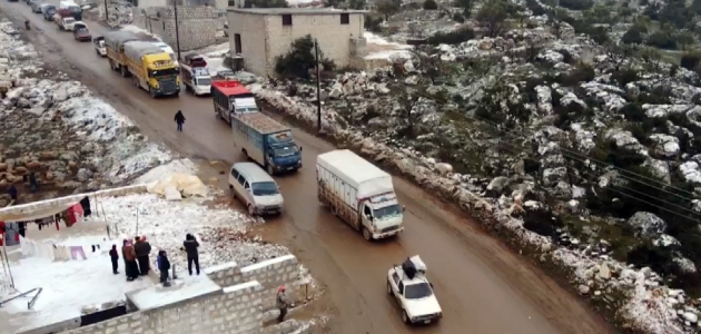 İdlib’den Türkiye sınırına doğru göç devam ediyorlar