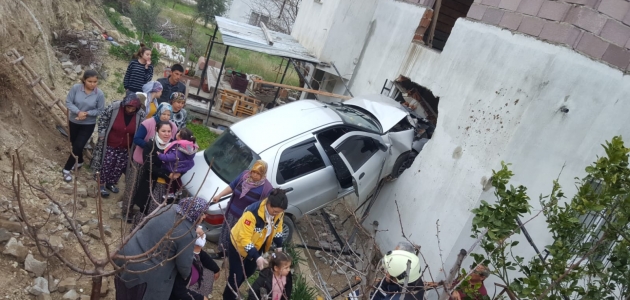 Mersin’de kontrolden çıkan otomobil evin duvarını yıktı: 4 yaralı