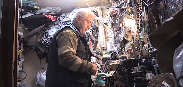 Elektronik ev aletlerini 63 yıldır tamir ediyor