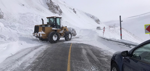 Artvin-Ardahan kara yolu Sahara Geçidi'nde çığ düştü