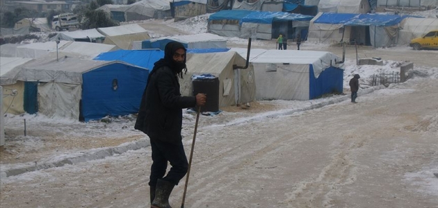 Esed’den kaçan İdlib’deki siviller, dondurucu karın pençesine düştü
