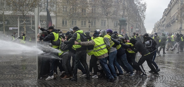 Fransa’da sarı yeleklilerin gösterilerinde 5 kişi yaralandı