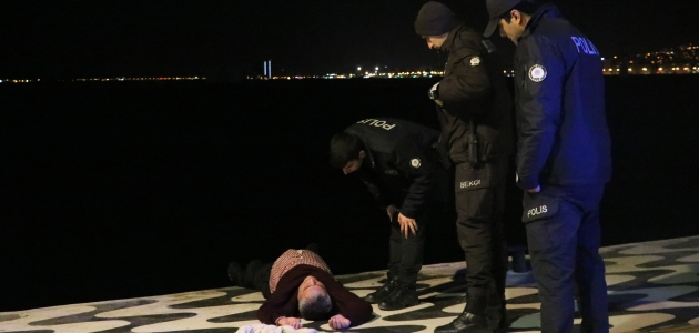 Denize düşen adamı polis kurtardı
