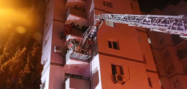 Çıkan yangında 10 kişi dumandan etkilenirken, 11 katlı bina boşaltıldı