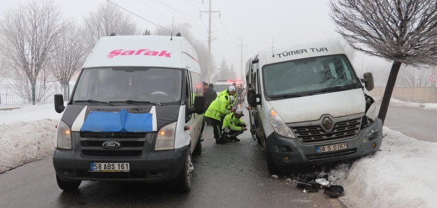 İşçi servis minibüsleri çarpıştı: 12 yaralı