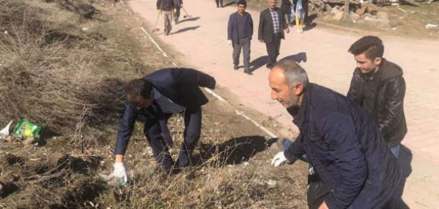 Başkan Akgül öğrencilerle sokaklarda çöp topladı