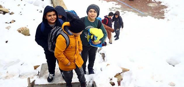Konyalı öğrencilerin kar çilesi