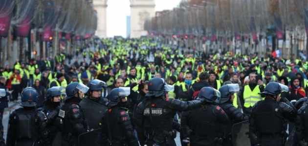 Fransa’da sarı yeleklilerin gösterileri devam ediyor