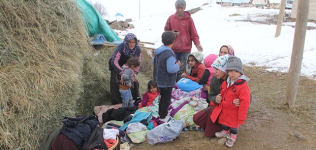 AFAD depremden etkilenen Başkale ve Saray’a 144 aile tipi çadır gönderdi