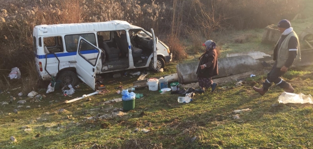 Tarım işçilerini taşıyan minibüs ile otomobil çarpıştı: 13 yaralı