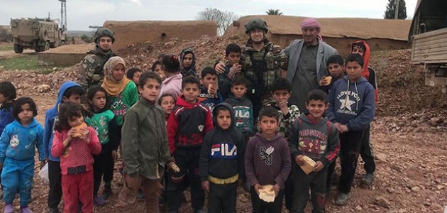 Mehmetçik ekmeğini Suriye’deki ihtiyaç sahipleriyle paylaşıyor