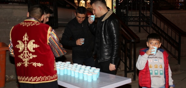 Akşehir’de ballı süt ikramı geleneği devam ediyor