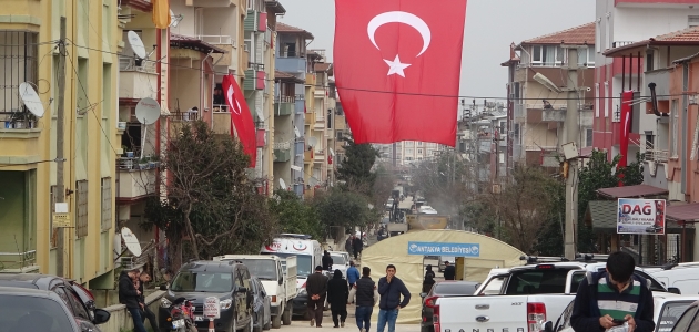 Hataylı şehidin evine dev Türk bayrağı asıldı