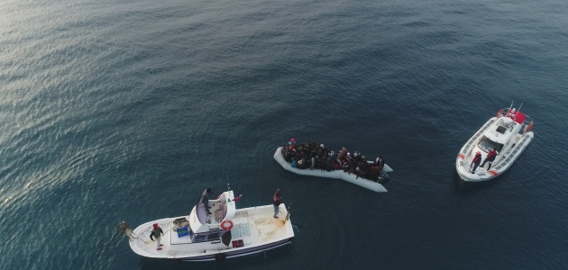 Denize açıldıkları lastik botları su alan düzensiz göçmenler kurtarıldı