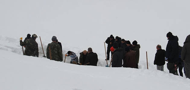 Konya’da 1700 rakımdaki çukura yazın kullanmak üzere kar depoladılar