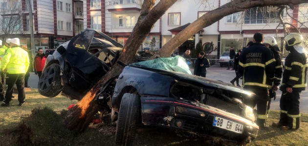 Aksaray’da otomobil ağaca çarptı: 2 ölü, 1 yaralı