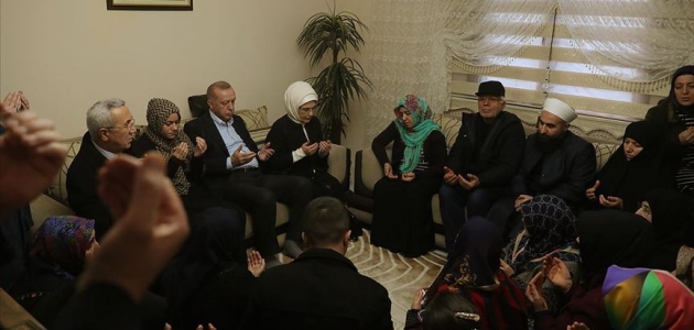 Cumhurbaşkanı Erdoğan’dan İdlib şehidi Uzman Onbaşı Emre Baysal’ın evine taziye ziyareti