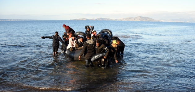 Yunan güvenlik güçleri, düzensiz göçmen botlarını zorla geri döndürdü