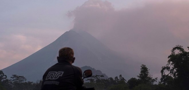 Endonezya’da Merapi Yanardağı’nda patlama