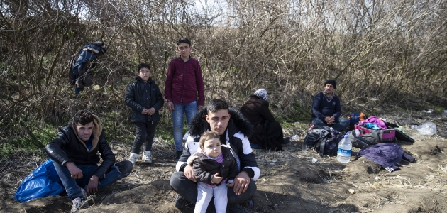 Yunanistan’a gitmek isteyen düzensiz göçmenlerin sınırdan geçişi sürüyor
