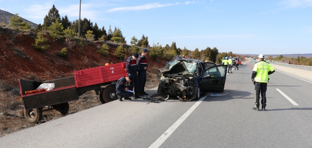Kütahya’da traktörle çarpışan otomobilin sürücüsü yaralandı eşi öldü