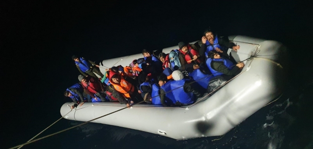 Yunanistan’dan geri itilen sığınmacıları Türk sahil güvenlik ekipleri kurtardı