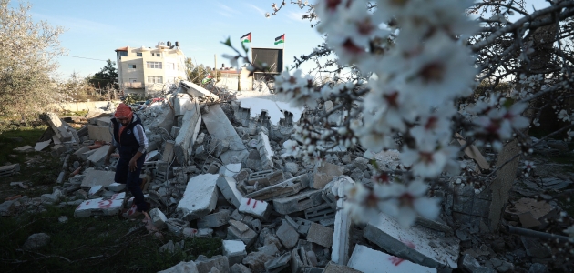 İsrail askerleri Batı Şeria’da 2 Filistinlinin evini yıktı