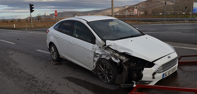 Konya’da iki otomobilin çarpışması sonucu 3 kişi yaralandı