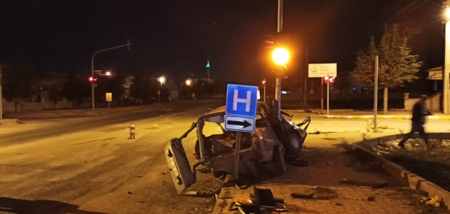 Aksaray’da hafif ticari araçla otomobil çarpıştı: 1 ölü, 1 yaralı