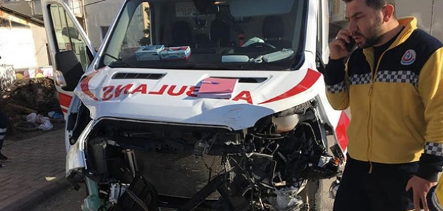 Konya’da ambulans tırla çarpıştı: 3 yaralı