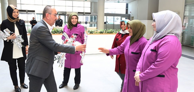 Başkan Kavuş’tan kadın personele karanfil
