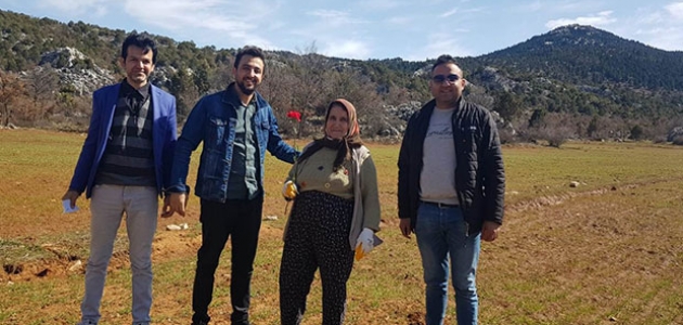 Beyşehir’de mahalleli gençler tarım emekçisi kadınlara çiçek uzattı