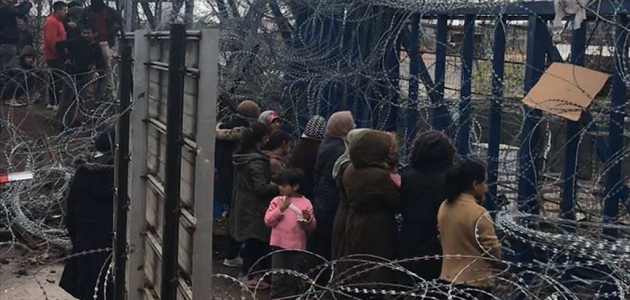Sığınmacı kadın ve çocuklar Yunan sınır kapısı önünde eylem yaptı