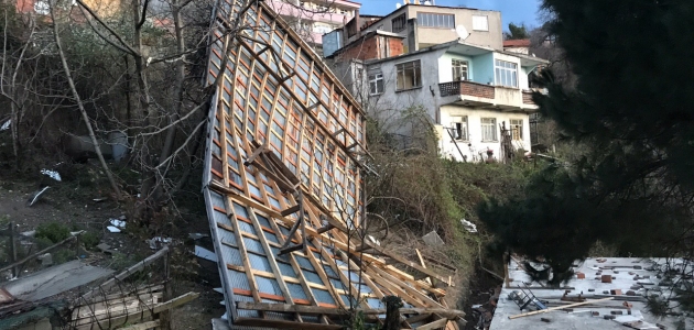 Zonguldak’ta kuvvetli rüzgar çatıları uçurdu