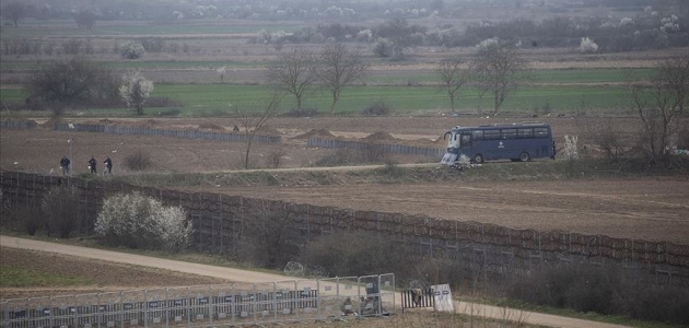 Yunanistan hudut birlikleri sınır hattına ’siper’ kazıyor