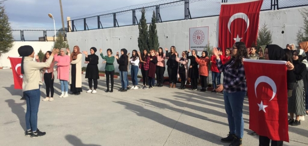 Üniversite öğrencileri İstiklal Marşı’nı işaret diliyle okudu