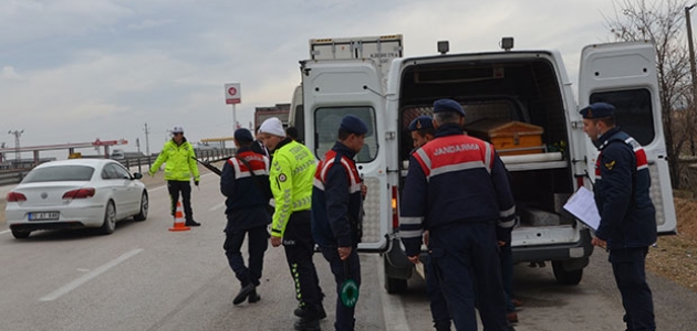 Konya’da minibüs tıra arkadan çarptı: 1 ölü, 3 yaralı