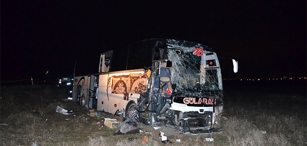 Aksaray’da yolcu otobüsünün tıra çarpması sonucu 44 kişi yaralandı