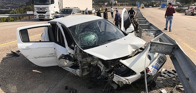 Konya’da otomobilin tıra çarpması sonucu 5 kişi yaralandı