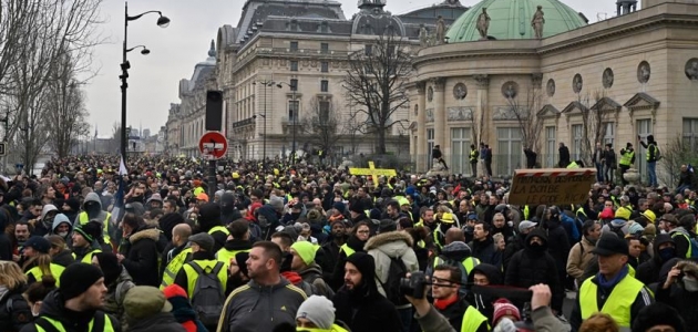 Fransa’da sarı yelekliler gösteri yasağına rağmen sokaklara çıktı