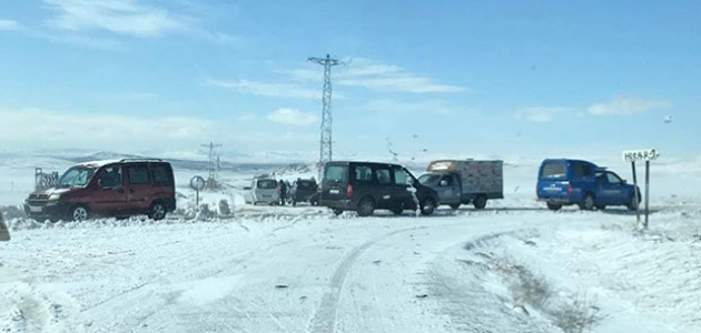 Konya’da tipiden araçlar yolda mahsur kaldı