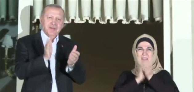 Erdoğan ve eşi Emine Erdoğan sağlık personeline alkışlarla destek verdi