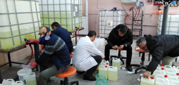 Seydişehir’de meslek lisesinde Kovid-19’a karşı dezenfektan üretimi sürüyor