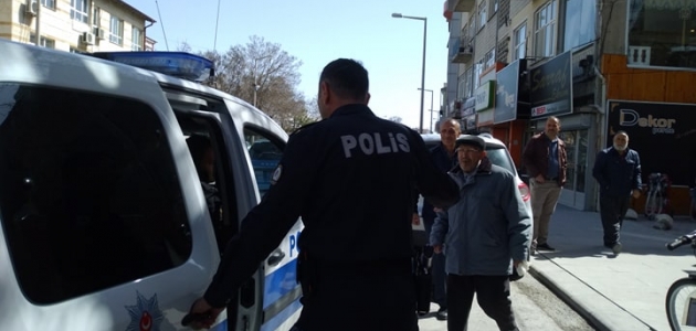 Konya’da yaşlı adamı polis hastaneye götürdü
