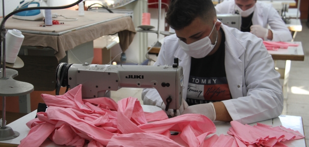 Konya’da öğretmen ve öğrenciler yıkanabilir koruyucu maske üretiyor